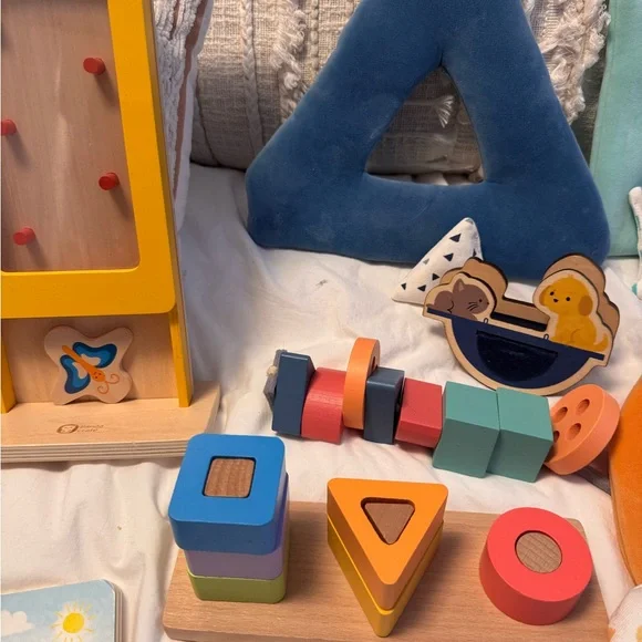 Assorted Kiwi Co Crate Toys and Books - Picture 3 of 3